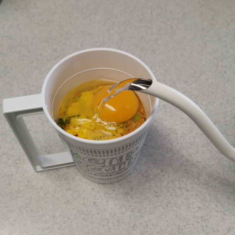 今回は邪道の生卵を落とし、熱いお湯を内部の線まで注ぎ……