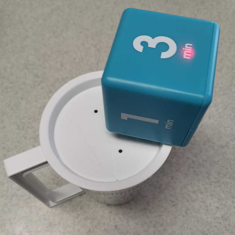 マグカップのフタをしてタイマーをセットして3分待つ