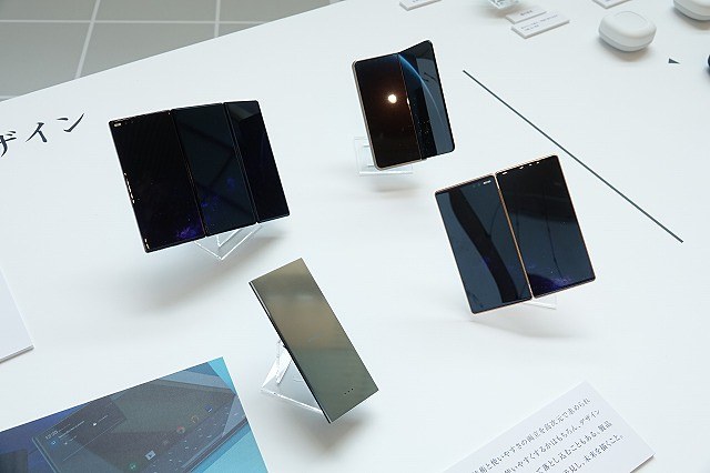 多画面端末サンプル。3画面の端末も