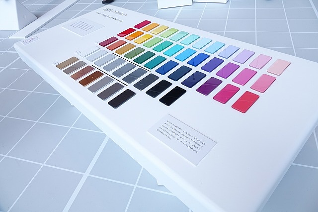 色のサンプル。時代によってにごった色、鮮やかな色の人気の変遷がある