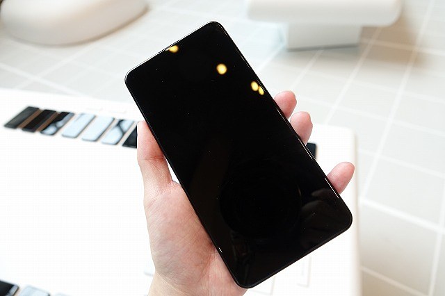 左＝一番小さな端末　右＝一番大きな端末