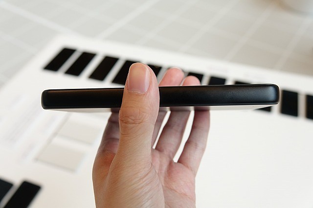 左＝最も薄い端末　右＝最も厚い端末