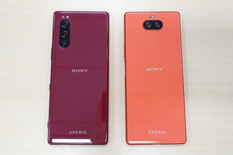 Xperia 5 SOV41（左）、Xperia 8 SOV42（右）