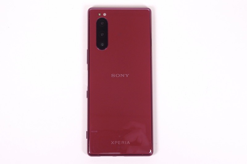 純正アクセサリーの「Xperia 5 Style Cover（SCBJ10）」を装着した様子