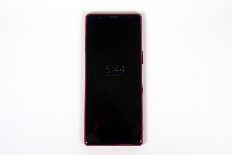純正アクセサリーの「Xperia 5 Style Cover（SCBJ10）」を装着した様子