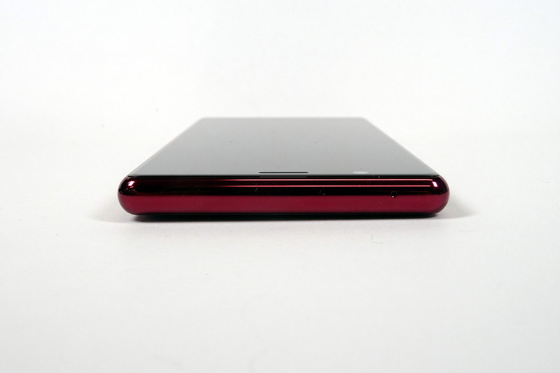 純正アクセサリーの「Xperia 5 Style Cover（SCBJ10）」を装着した様子