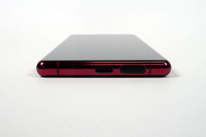 純正アクセサリーの「Xperia 5 Style Cover（SCBJ10）」を装着した様子