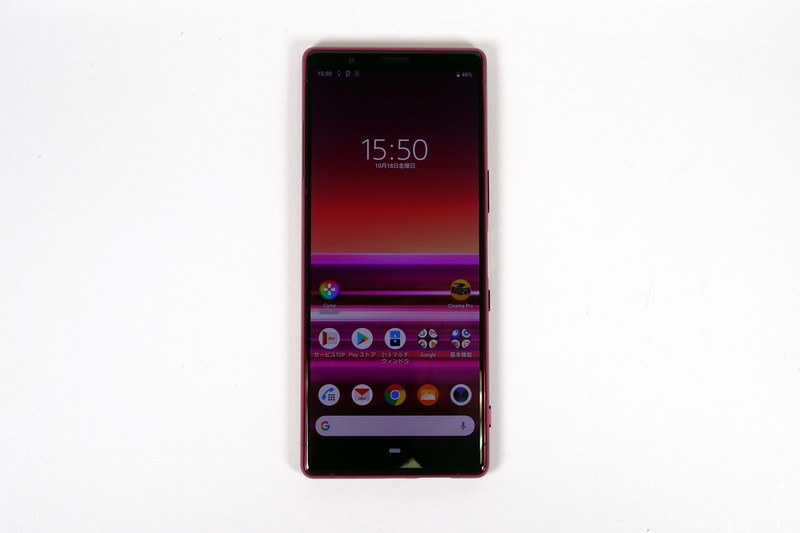 純正アクセサリーの「Xperia 5 Style Cover（SCBJ10）」を装着した様子