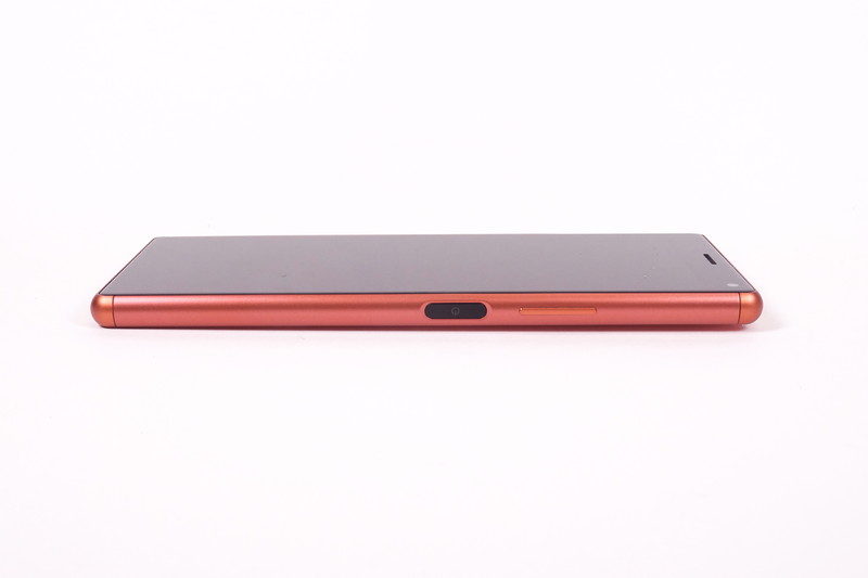 純正アクセサリーの「Xperia 8 Style Cover View（SCVJ20）」を装着した様子