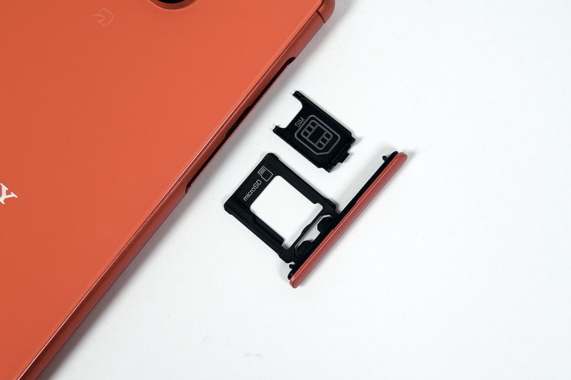 純正アクセサリーの「Xperia 8 Style Cover View（SCVJ20）」を装着した様子