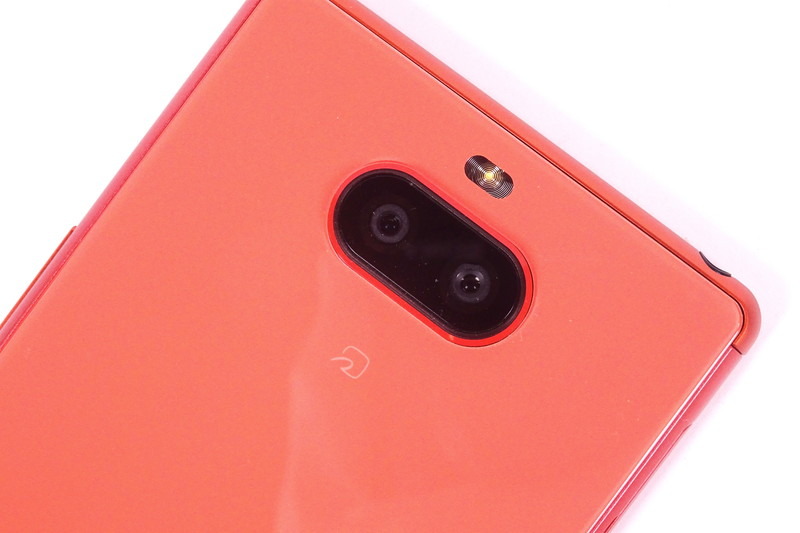 純正アクセサリーの「Xperia 8 Style Cover View（SCVJ20）」を装着した様子