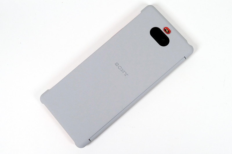 純正アクセサリーの「Xperia 8 Style Cover View（SCVJ20）」を装着した様子