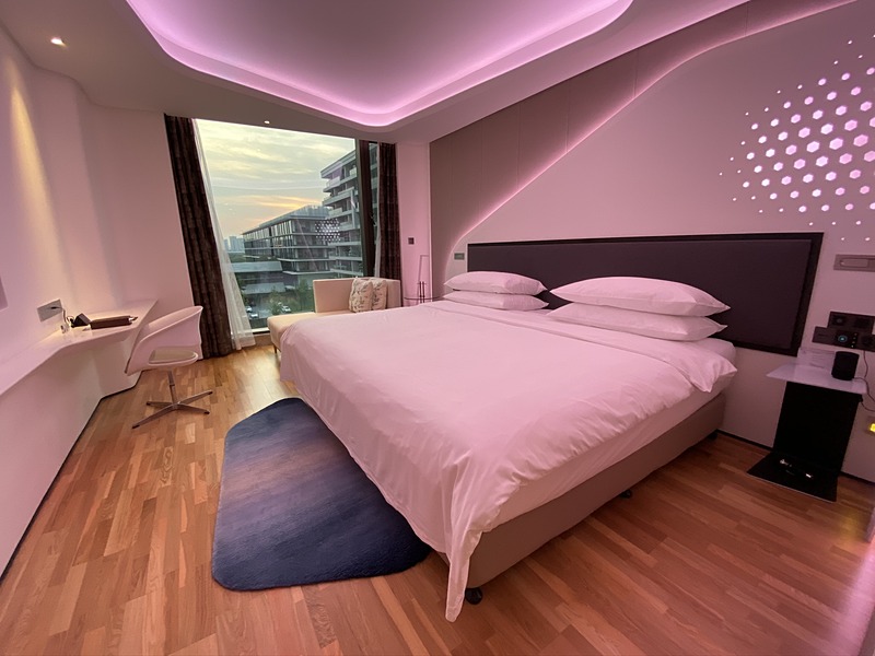 超広角はホテルの部屋など後ろの下がれないところでこそ、そのポテンシャルを発揮。標準のレンズではベッドだけになってしまうところが、広角だと部屋を広く写せる