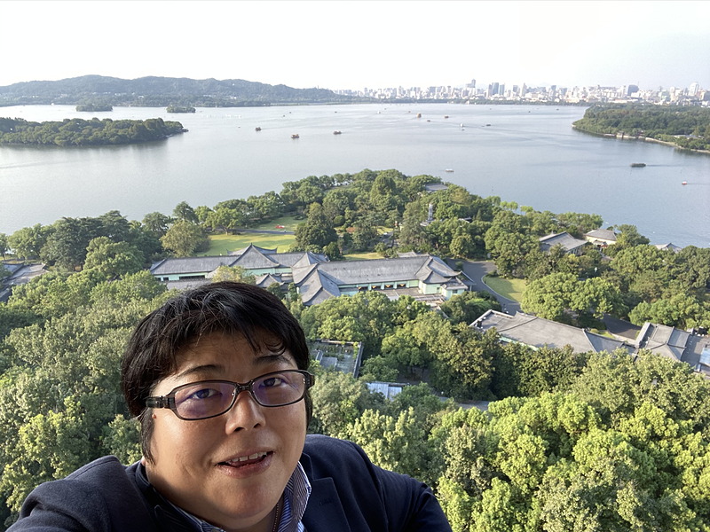 手が伸ばせない場所でも、背景をワイドに入れ込んだセルフィ―が撮れる。混みあう観光地でも自撮りがはかどる