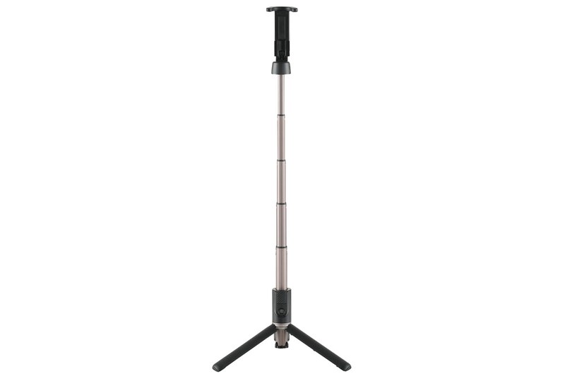 3本脚のスタンドを開けば自立させることができます。ただし脚はそれぞれ独立していますので、あまり高くするとやや安定感が失われ、ちょっと揺れたりもします。テーブル三脚のように低めにセットして使うのがいいように思います。