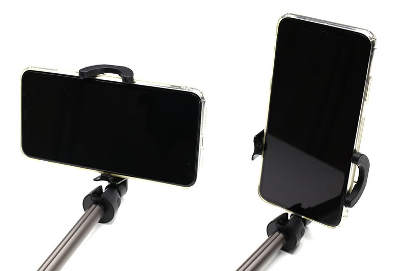ホルダーには幅80mmまでのスマートフォンをセットできます。スマートフォンをガッチリとホールド可能で、なかなか安定感があります。ホルダーの根本が回転するので、スマートフォンを横向きにも縦向きにもできます。なお、携帯時はホルダーをグリップ部後方に回して収めるカタチになるので、ほんの少し嵩張る感じ。