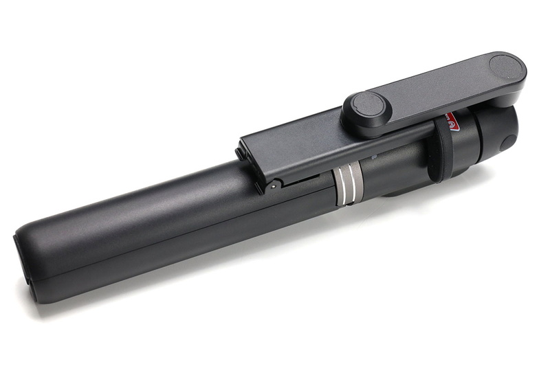 ホルダーには幅80mmまでのスマートフォンをセットできます。スマートフォンをガッチリとホールド可能で、なかなか安定感があります。ホルダーの根本が回転するので、スマートフォンを横向きにも縦向きにもできます。なお、携帯時はホルダーをグリップ部後方に回して収めるカタチになるので、ほんの少し嵩張る感じ。