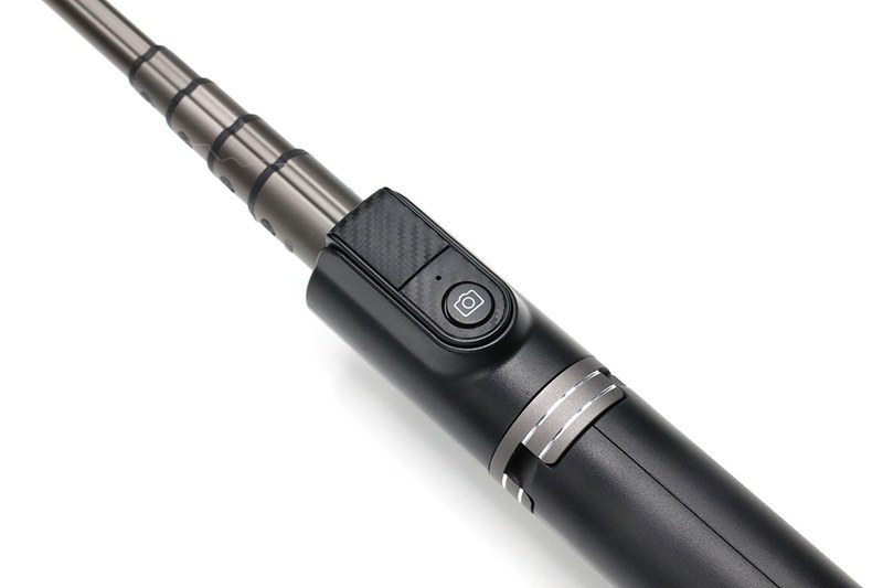 脱着可能なBluetoothリモコンが付属します。自撮り棒を伸ばした状態でリモコンを上にスライドさせればリモコンを外せます。ただし、リモコンの脱落防止ロック機構などはありませんので、不意にリモコンを外してしまわないようやや注意が必要。リモコンの電源はボタン電池（CR1220）です。