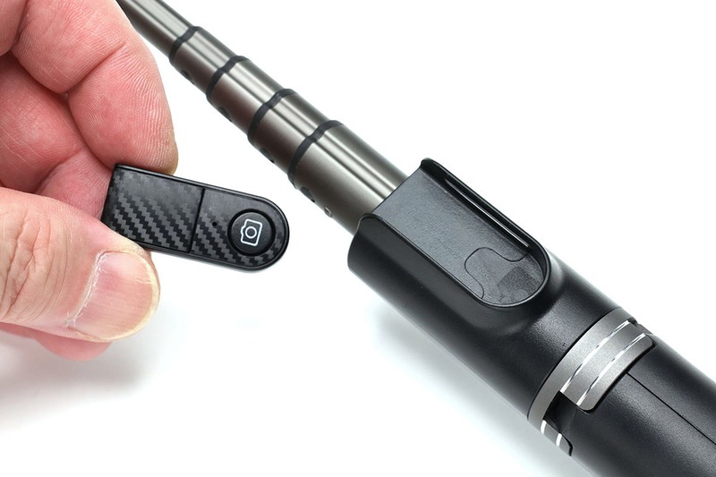 脱着可能なBluetoothリモコンが付属します。自撮り棒を伸ばした状態でリモコンを上にスライドさせればリモコンを外せます。ただし、リモコンの脱落防止ロック機構などはありませんので、不意にリモコンを外してしまわないようやや注意が必要。リモコンの電源はボタン電池（CR1220）です。