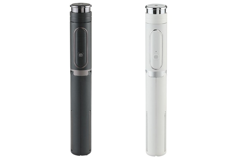 直販税込み価格は4290円で、3機種中最も高価でありかつ最も大きい自撮り棒です。各部がかなり頑丈に作られており、強度が必要な部分のパーツは金属。大きめ重めではありますが、スマートな棒状なのでバッグの中での嵩張り感は意外に少ない感じです。カラーはブラックとホワイト。