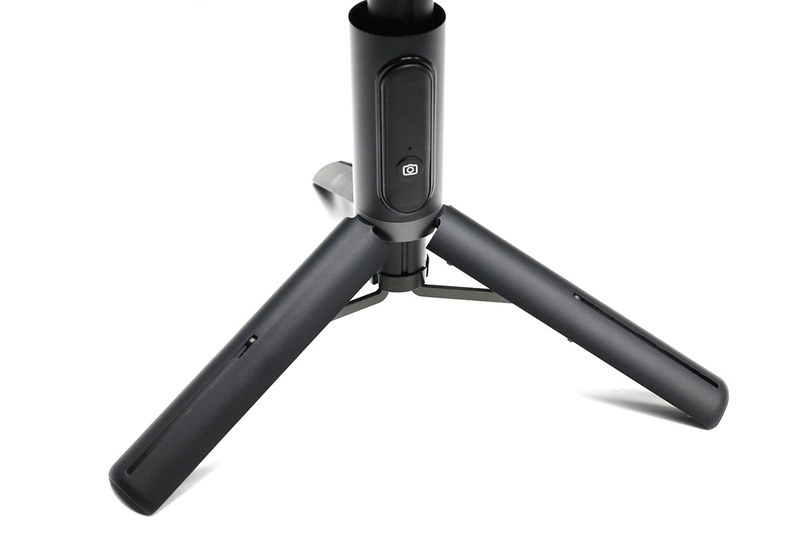 伸ばしてスタンドを開いて自立させた様子。前出の「セルフィースタンド」よりも高い安定感で自立します。スタンドの3本の脚は金属製ステーで接続されており、この部分が高い安定性を生んでいるようです。とは言ってもあまり長く伸ばすと不安定さがありますので、適切な高さで使うのが無難でしょう。なお、金属製ステーに少々の抵抗があるため、スタンド部の開閉はやや硬め。