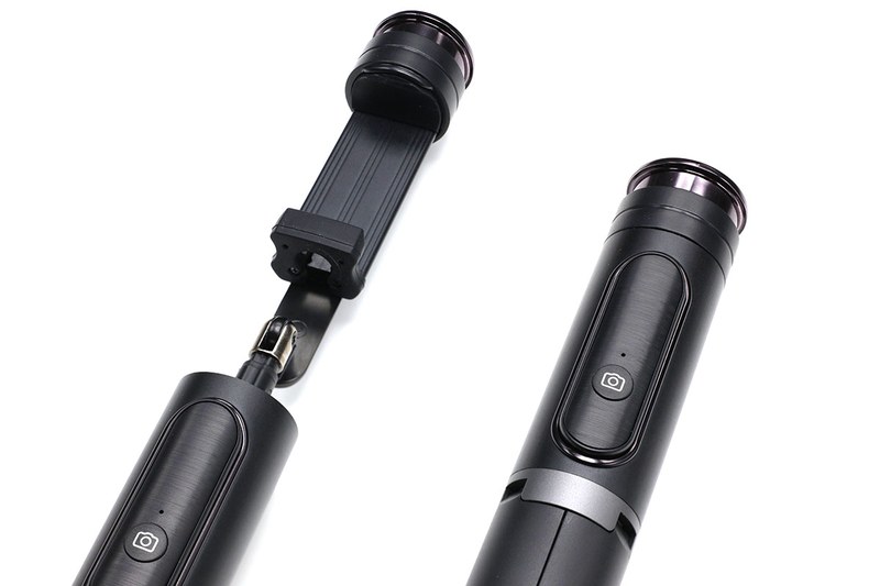 幅80mmまでのスマートフォンをセット可能。横向きでも縦向きでもセットできます。ホルダー部分には金属パーツが多用されていて、ここもなかなか頑丈。スマートフォンのホールド力も十分です。また、ホルダー部分はグリップ内に完全に収納されるので、嵩張らないため携帯感も良好です。