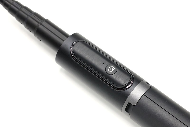 グリップ上部にセットされているBluetoothリモコン。USB充電式（microUSB）です。脱着式で便利ではありますが、注意しないと不意に外れがち。普通の感覚で使っていると「これはきっと無くすだろうからゴムバンドとかで留めておこう」となると思います。もうちょっとガッチリとセットされるリモコンであって欲しかった。