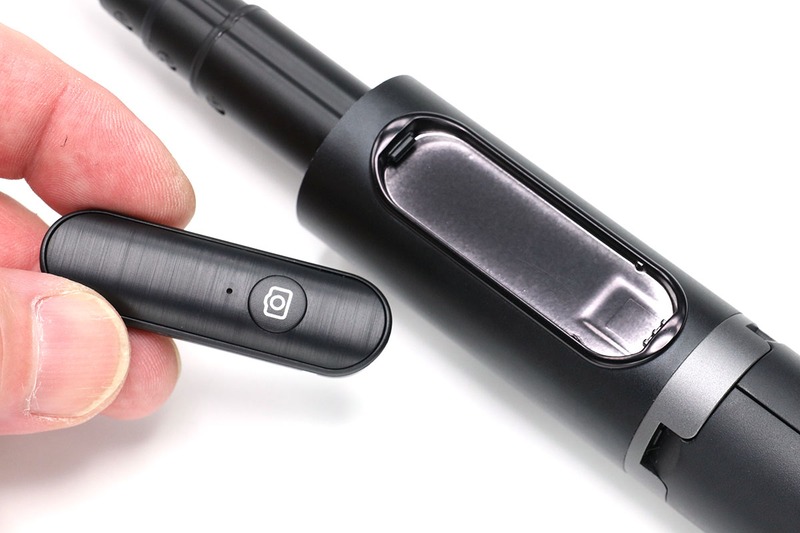 グリップ上部にセットされているBluetoothリモコン。USB充電式（microUSB）です。脱着式で便利ではありますが、注意しないと不意に外れがち。普通の感覚で使っていると「これはきっと無くすだろうからゴムバンドとかで留めておこう」となると思います。もうちょっとガッチリとセットされるリモコンであって欲しかった。