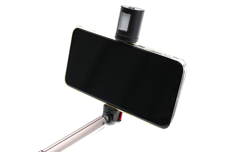 自撮り棒としての伸縮長は十分ですが、三脚機能がないので自立はしません。また、スマートフォンは横位置でのみホールドできます。幅80mmまでのスマートフォンに対応。