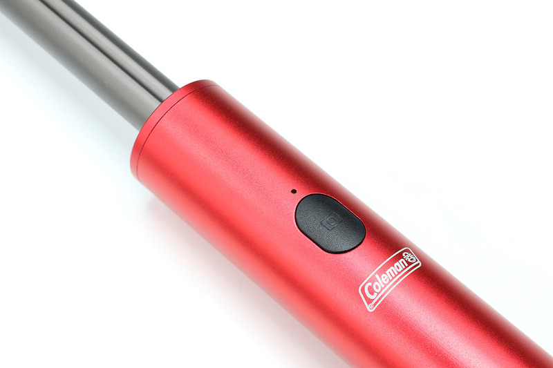 リモコンは本体内蔵式で、ボタンと動作状態確認用LEDがグリップ部に埋め込まれています。グリップ端にあるmicroUSB端子でUSB充電して使用。自撮り棒のリモコンを棒から外して使う機会が少ない筆者としては、このスタイルのリモコンは紛失の心配がないので好みです。