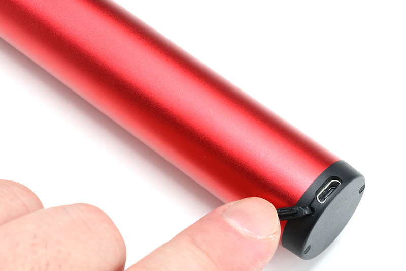 リモコンは本体内蔵式で、ボタンと動作状態確認用LEDがグリップ部に埋め込まれています。グリップ端にあるmicroUSB端子でUSB充電して使用。自撮り棒のリモコンを棒から外して使う機会が少ない筆者としては、このスタイルのリモコンは紛失の心配がないので好みです。