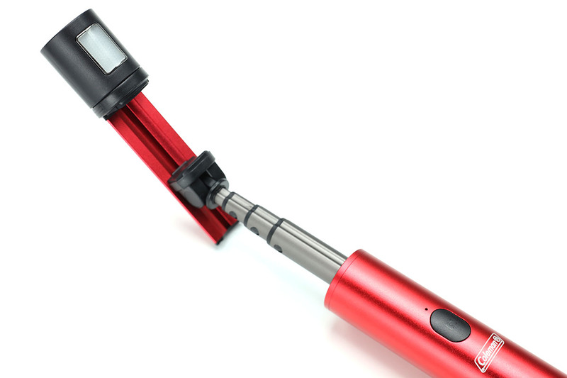 スマートフォンホルダー上部には、マグネットで脱着できる白色LEDライトがあります。ライト部をホルダー上部に装着すると、LEDライトが必ずこちらを向くように（マグネットの極性が合うように）なっていて、かなり実用的。明るさは2段階で変えられます。LEDライトはUSB充電式（microUSB）。