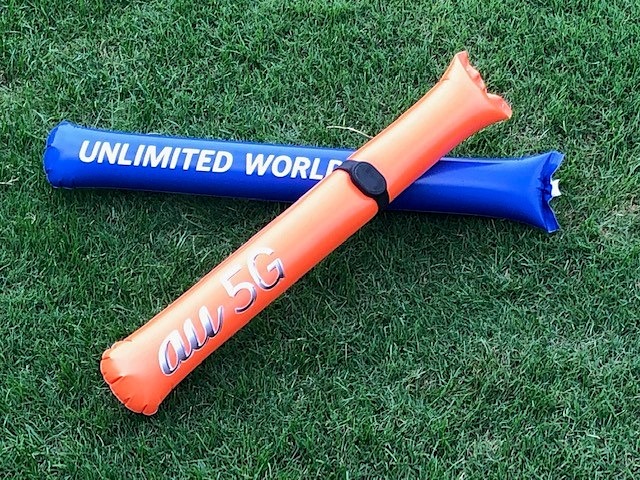 左から5Gスマホ、ウェアラブルセンサー、スティックバルーン（提供：KDDI）