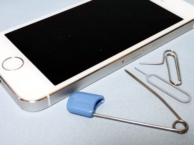 こういうことをすると穴が広がったり、場合によってはおかしなところを押し込んでしまい内部パーツを損傷してしまうことがあるので注意が必要だ（筆者はやらかした）