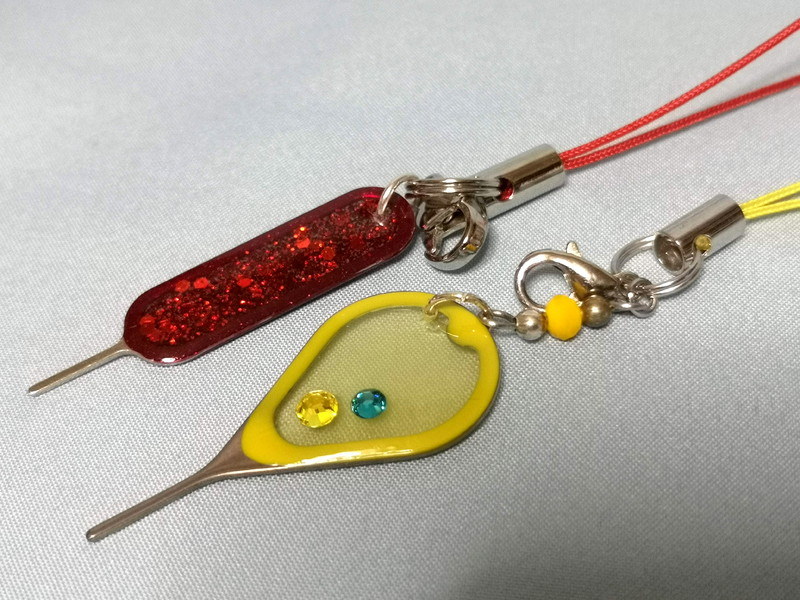 仕上げは良好。ストラップやナスカンがついているのでどこへ付けるにせよ困ることはないだろう