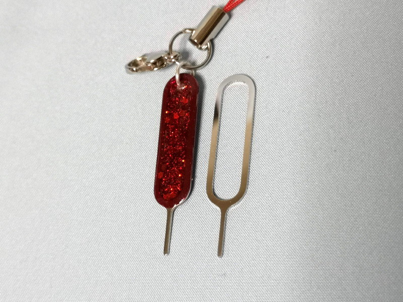 iPhone付属のSIMピンと比較。こうしてみると物理形状に加工はされておらず、機能上に問題がないことも分かる