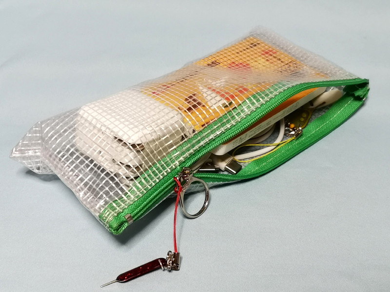 筆者の周辺パーツ入れ。一つ取っ手のところにつけ識別用に、もう一つはポーチの中に予備として収納している