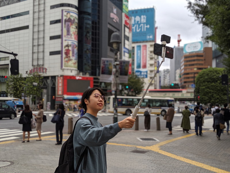アウトドア製品らしすぎず、街中でも浮かないデザイン。推奨積載量は350g