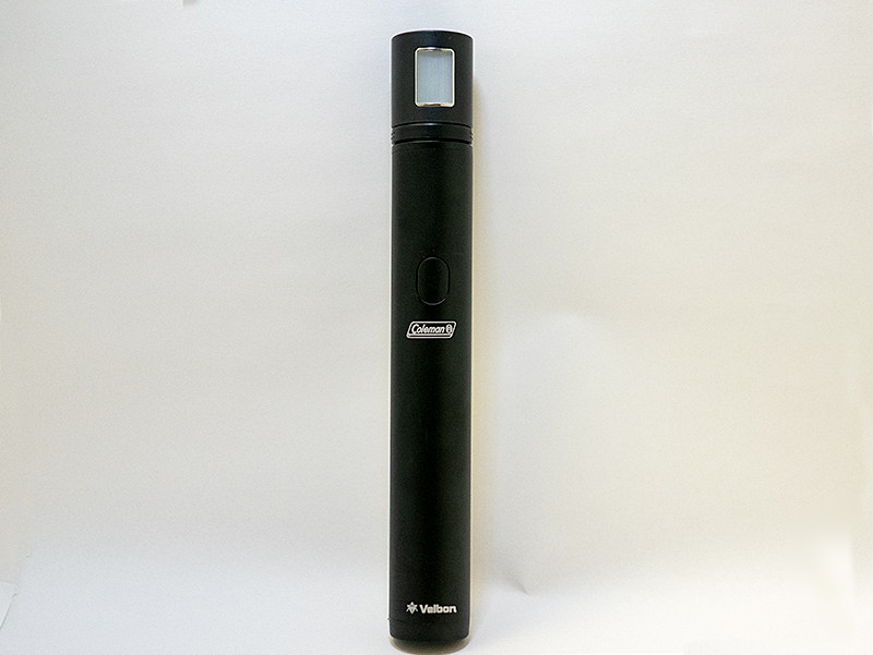 セルフィーライトワン。ブラックとレッドの2種類のカラー展開。縮長は165mm。充電ケーブルはmicroUSB（300mm）