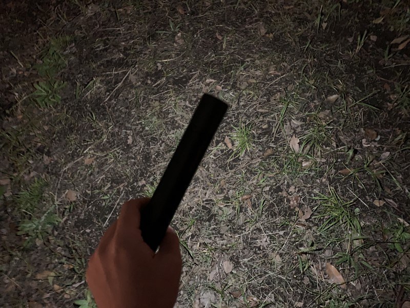 懐中電灯代わりにもなる。明るさは強弱の2段階調整が可能