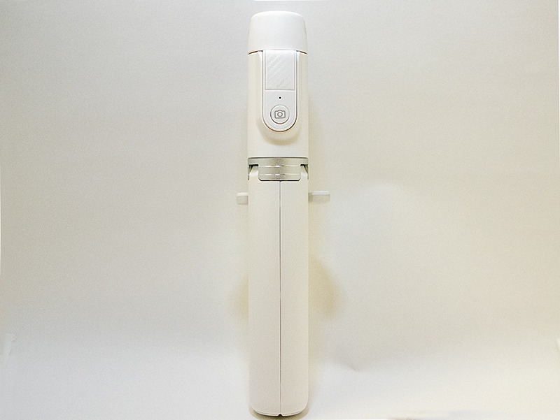 セルフィースタンド。重さ159g、縮長183mm。充電ケーブルはUSB-Micro USB（300mm）