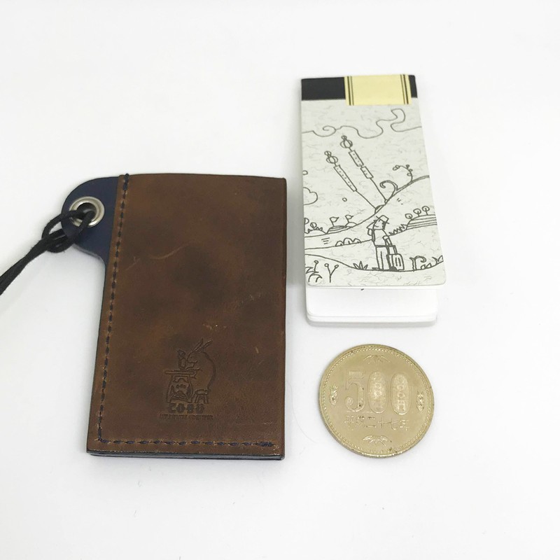 大きさの比較。ミントタブレットサイズと名打たれてはいますが、ほぼ親指サイズです