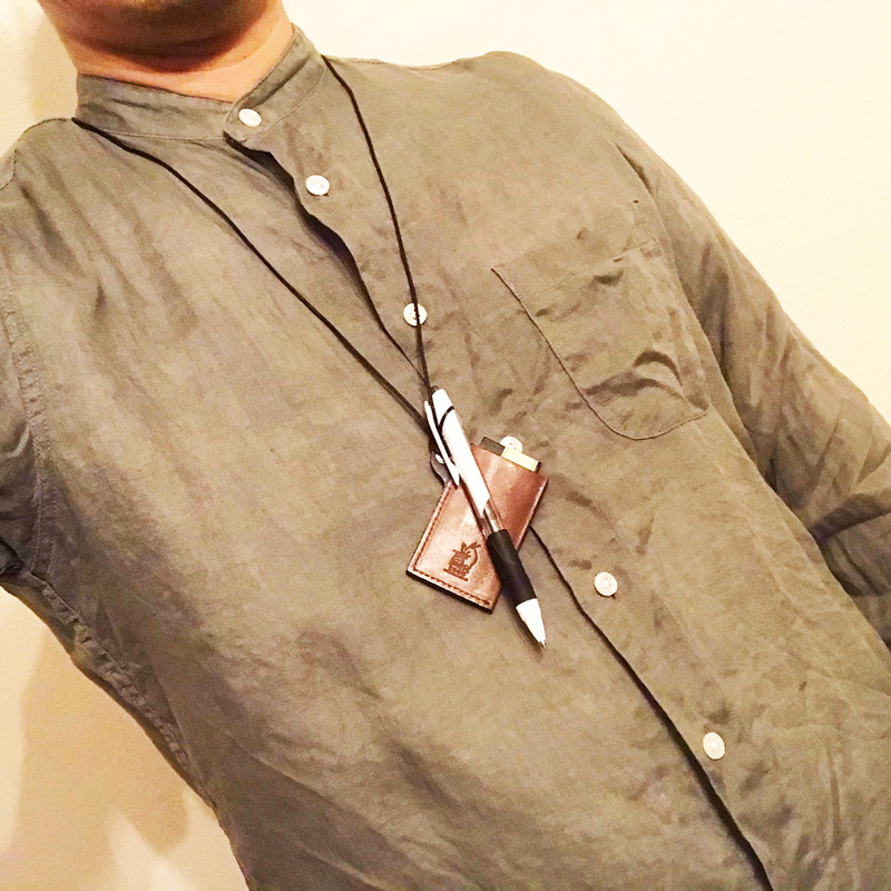 こんな感じで胸元に下げて使用します。日によってお気に入り筆記具と組み合わせる楽しみもあります。この日はジェットストリームと合わせてみました。