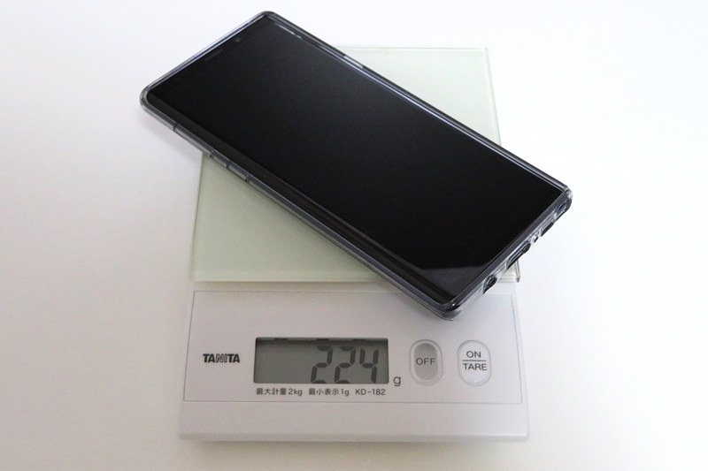 仕様上のGalaxy Note9の重さは201g。付属のクリアケースを装着すると224gになります
