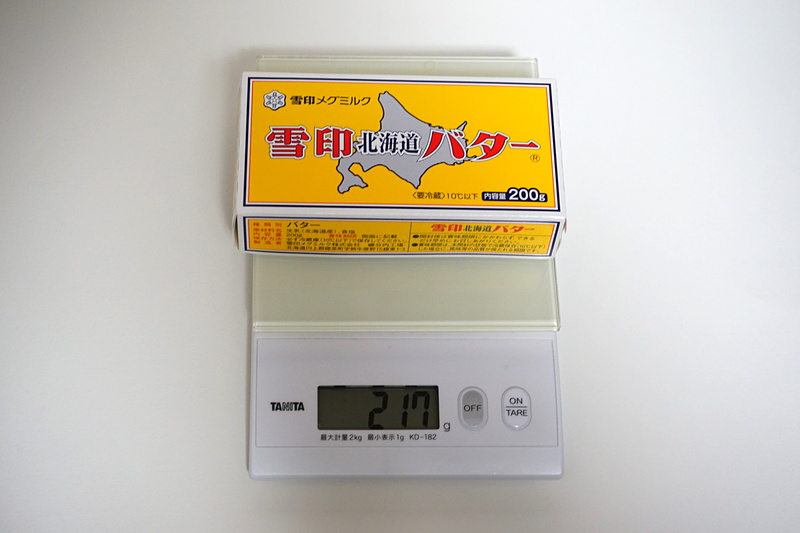 200gで思いついたのがバター。外箱込みでの重さが217gで、ケースを付けたNote9と近い重さ。重さでいえばバターを持ち歩いているのとほぼ変わりないです