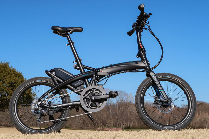 Tern Vektron S10（<a href="https://www.ternbicycles.jp/2018/products/Vektron/" class="strong bn" target="_blank">公式サイト</a>）。小径車タイプのe-bikeで、太めタイヤで乗り心地も良く扱いやすい感じ。また、見かけによらず速くも走れるスポーティーなe-bikeでもあります。