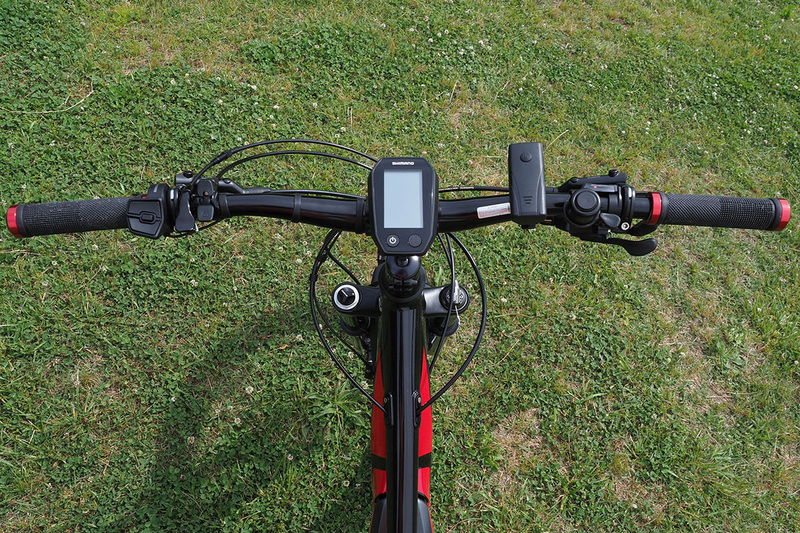 左がRIDGE-RUNNERのハンドルで、右がVektron S10のハンドル。どちらもバーハンドルです。