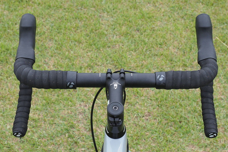 ロードバイクでは定番のドロップハンドル。手を置ける位置の自由度が高いので手首の痛みが起きにくい、と思います。