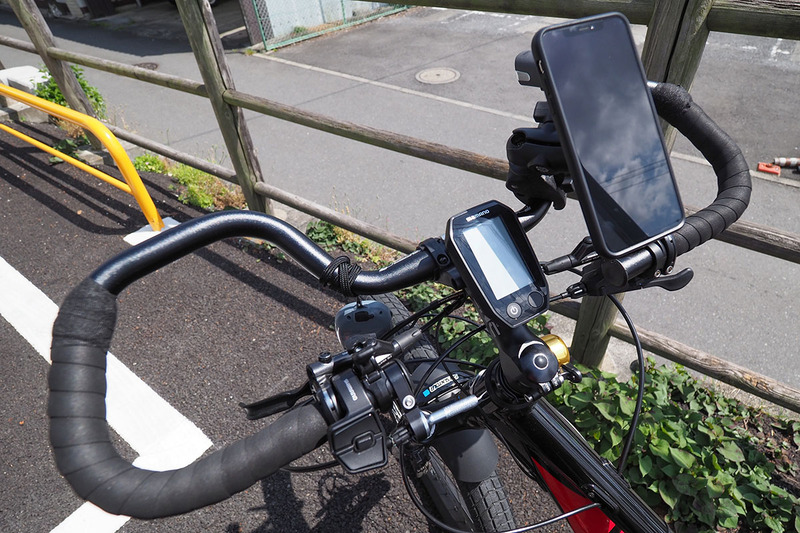 手を様々な位置に置けて、手首の角度をより自由にできるようになりました。ハンドルにいろいろな装備を装着できる余裕スペースも。ただ、外観的にはちょっと不思議なMTBに……。