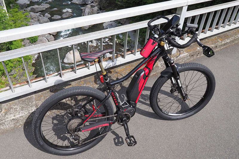 手を様々な位置に置けて、手首の角度をより自由にできるようになりました。ハンドルにいろいろな装備を装着できる余裕スペースも。ただ、外観的にはちょっと不思議なMTBに……。